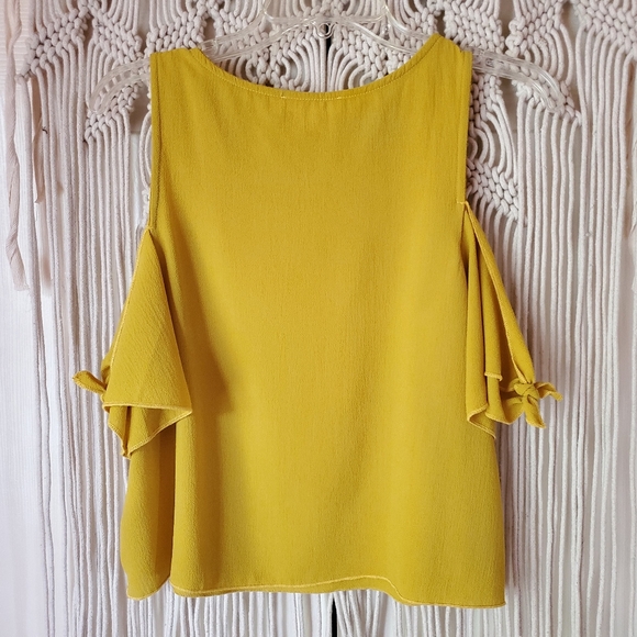 Cold shoulder Top - Picture 4 of 5